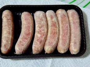 揉面的时候把香肠拿出来解冻