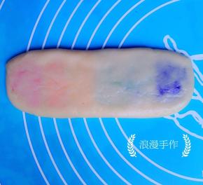 包好后压扁成长方形。