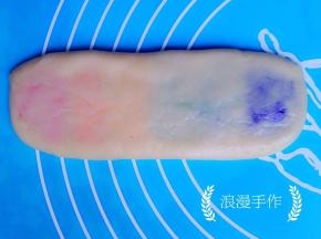 包好后压扁成长方形。