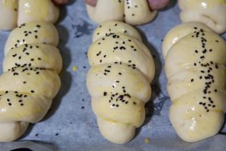 发酵到两倍大以后刷蛋液，撒黑芝麻