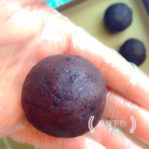 用虎口慢慢推着包好，不要露出蛋黄