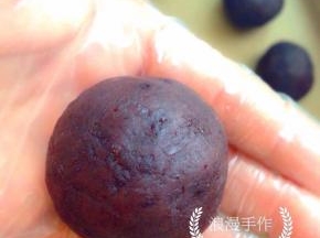 用虎口慢慢推着包好，不要露出蛋黄
