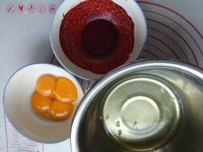 蛋白蛋黄分离，红曲粉+适量温水稀释