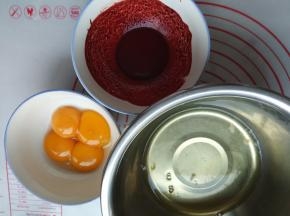 蛋白蛋黄分离，红曲粉+适量温水稀释