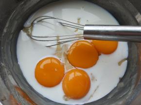 倒入牛奶和蛋黄