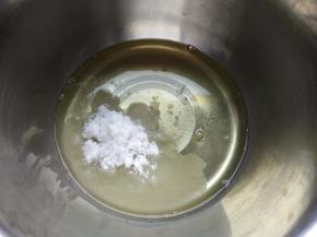 所有细砂糖加入蛋白中（现在预热烤箱上下火170度）