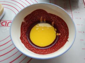 取一点蛋黄糊到红曲粉糊中