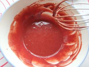 搅拌均匀，装入裱花袋中，备用