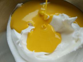 将蛋黄糊过筛至蛋白中