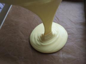 倒入垫有油布的金盘中