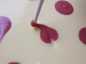 用筷子或者牙签，从圆形的一端，滑倒另一端，就可以出现心形了