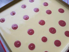 在蛋糕糊上挤上圆形