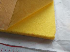 出炉啦，在砧板上铺一张新油纸，蛋糕倒扣在新油纸上，撕开油布，很漂亮的毛巾底哦！