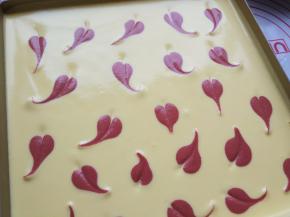 随意造型！弄好后放入预热好的烤箱，上火160度，下火165度，中下层，烘焙20分钟左右