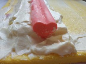 淡奶油加糖打发至硬性，涂在蛋糕上，我还放了之前就做好的心形慕斯