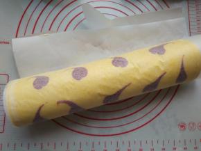 借助擀面杖卷起，放入冰箱冷藏几小时，有助于定型，也方便切件