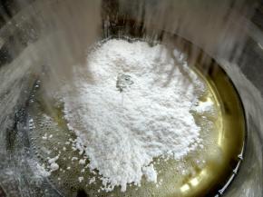 玉米油小火加热至冒泡，然后筛入低筋面粉