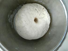 发酵到，体积两倍大，手指戳一个洞，不变形即可。