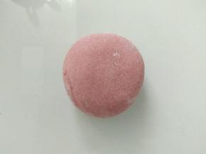 取少部分面团，加入少量红曲米粉，揉匀备用。