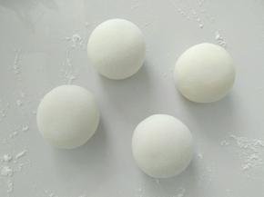 充分揉捏排气，揉成原色圆形的面团。