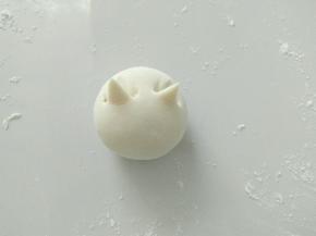 用剪刀剪出两个耳朵。