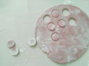 用圆形模具，压出圆片。比如啤酒瓶盖子，饮料盖子等都行。