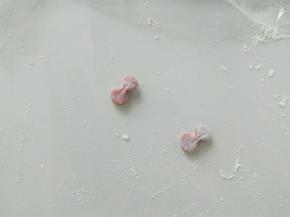 用筷子，捏出蝴蝶结。