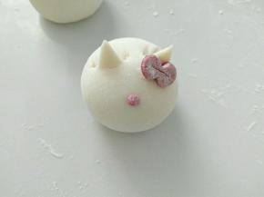 贴上蝴蝶结，并贴上红色的鼻子。熟后，画上你喜欢的萌萌哒表情吧！喵喵。。。