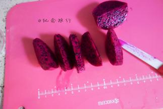 火龙果切块备用