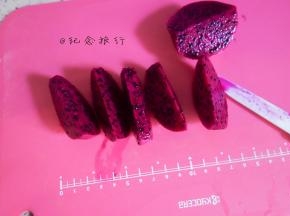 火龙果切块备用