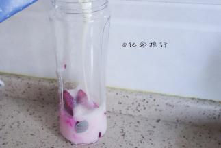 倒上400g纯牛奶 也可以根据自己口味加一些白糖或者蜂蜜