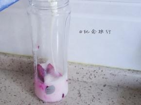 倒上400g纯牛奶 也可以根据自己口味加一些白糖或者蜂蜜