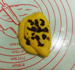 再放入少量蔓越莓（不要放太多，到时切开面不好看。我这个就贪多啦），包好，滚圆；