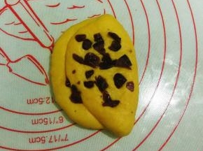 再放入少量蔓越莓（不要放太多，到时切开面不好看。我这个就贪多啦），包好，滚圆；