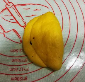 将黄色面团对折；