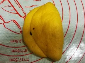 将黄色面团对折；