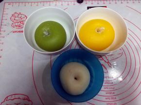 三个面团发酵至两倍大，用手在面团表面戳个洞，洞口不回缩不塌陷，表示发酵到位；