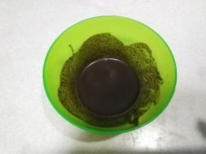 黑可可粉2克+6克清水化开；