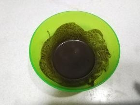 黑可可粉2克+6克清水化开；