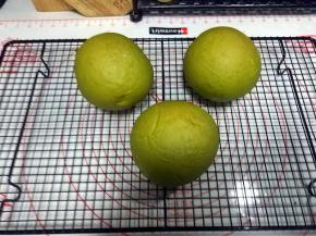 烤好的面团放在烤网上晾凉；