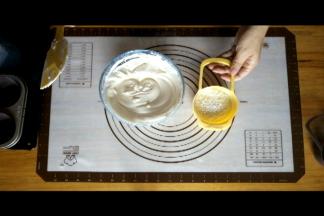 将低筋面粉过筛，分3次倒入蛋糊中