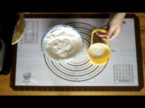 将低筋面粉过筛，分3次倒入蛋糊中