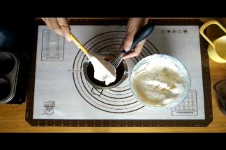 取少量的蛋糕糊与温温的巧克力溶液切拌均匀