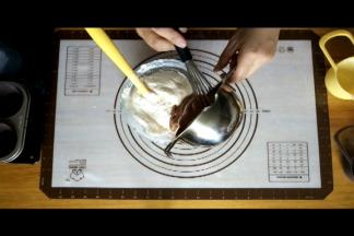 然后将巧克力蛋糕糊与之前的蛋糕糊混合