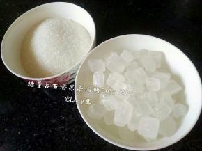 电子秤称糖，糖量一般占百香果纯果肉量的50%-80%，这是一个浮动的值，果肉自身甜度不同，个人口味不同，糖量或多或少是可以增减的。
小贴士:
1.此处不建议用麦芽糖和水饴，这两种糖的味道比较重，会影响百香果自身的味道。而白砂糖的口味比较单一，冰糖可以使果酱成品更透亮，一般用1/3白砂糖，2/3冰糖，冰糖口味层次比白砂糖丰富，因此没有尽用冰糖。
2.如果家里有料理机，将冰糖打成糖粉会更好。