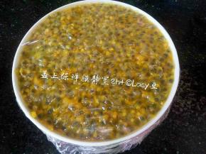 将称量好的糖倒进装百香果果肉的容器内，橡胶刮刀搅拌几下，盖上保鲜膜，放入冰箱冷藏，静置2小时以上，也可以静置一夜，第二天熬酱。
小贴士:百香果果汁果肉含有天然果胶，加糖融合静置，是为了使天然果胶更好析出，成品不需要额外加果胶粉糯米粉淀粉之类来增稠。