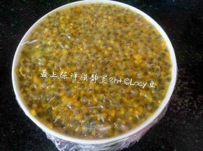 将称量好的糖倒进装百香果果肉的容器内，橡胶刮刀搅拌几下，盖上保鲜膜，放入冰箱冷藏，静置2小时以上，也可以静置一夜，第二天熬酱。
小贴士:百香果果汁果肉含有天然果胶，加糖融合静置，是为了使天然果胶更好析出，成品不需要额外加果胶粉糯米粉淀粉之类来增稠。