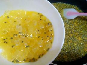 静置好的百香果果肉倒入不粘锅内，将碗底有没融化完的冰糖用橡胶刮刀刮进锅内。