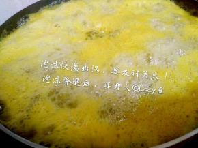 开大火熬酱，煮沸后转中火维持微沸的状态。
小贴士:此时液体多，前期只要稍稍搅拌让糖融化，注意观察表面，避免液体溢出。泡沫升腾得厉害，可以关火一会儿，等表面降下来再次开火。