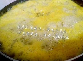 开大火熬酱，煮沸后转中火维持微沸的状态。
小贴士:此时液体多，前期只要稍稍搅拌让糖融化，注意观察表面，避免液体溢出。泡沫升腾得厉害，可以关火一会儿，等表面降下来再次开火。